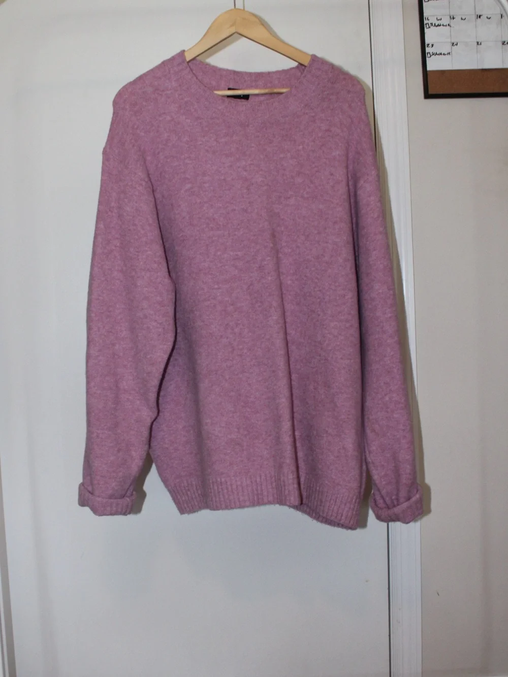 Used Uniqlo Men's Crewneck Sweater in Light Mauve